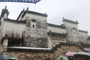 徽派古建筑雨中景致