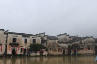 江南水乡古建筑临水而立