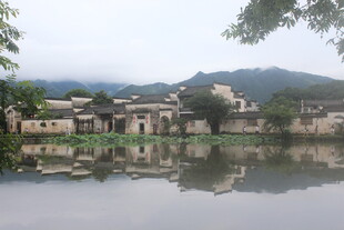 江南水乡古村落湖景倒影