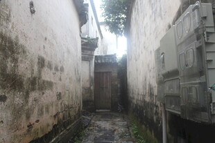 狭窄破旧小巷景象