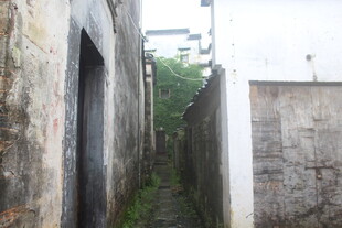 古老狭窄的石砌小巷