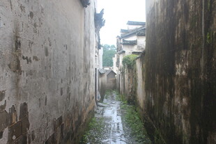 狭窄潮湿的古老小巷