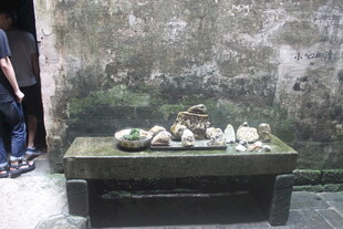 古老石台上的多样物品