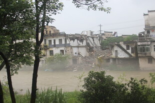 洪水侵袭下的村庄景象