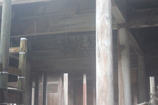 老旧建筑内部场景