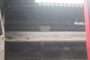 车内视角看雨中古建筑