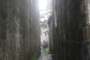 古老狭窄小巷的静谧景象