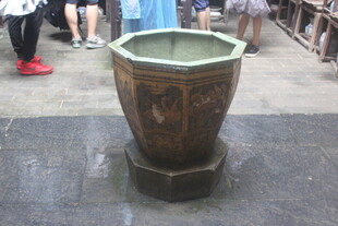 古朴青铜大缸