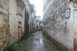 古老潮湿的狭窄小巷