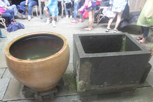 传统陶制容器与方形水缸