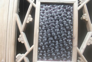 木质雕花窗棂内的景致