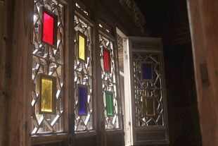 彩色琉璃窗 古朴室内景致