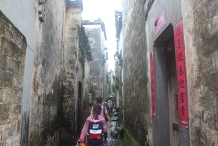 狭窄小巷中的行人身影