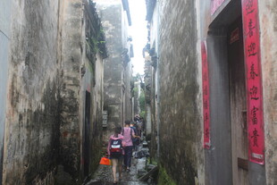 古巷中的行人与传统建筑