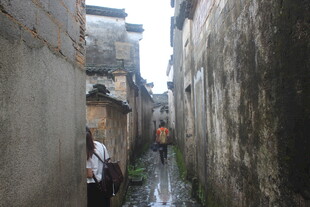 狭窄小巷中的行人身影