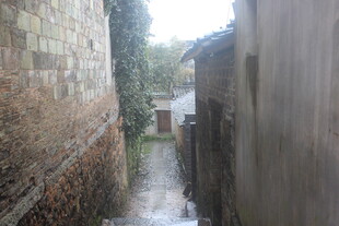 狭窄潮湿的老旧小巷