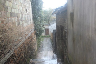 雨中狭窄古朴小巷