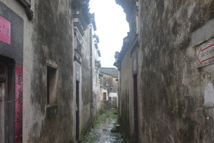 古老狭窄的石砌小巷