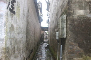 狭窄古旧小巷景象