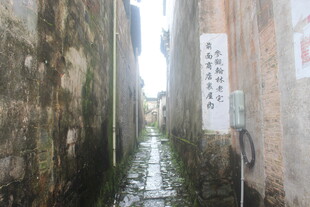 狭窄古巷 墙面斑驳