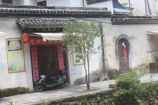 古朴中式民居门前景致