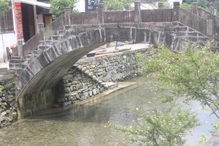古朴石桥横跨潺潺溪流