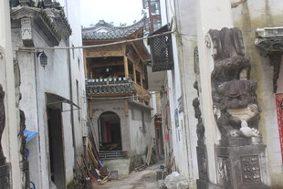 古旧小巷中的传统民居