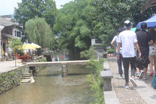 古村小桥边的闲适景象