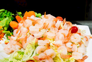 美味虾仁沙拉拼盘