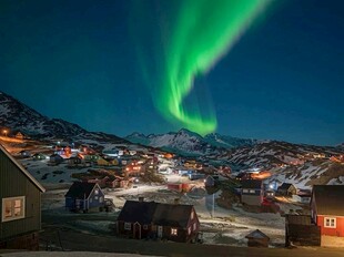 极光下的小镇