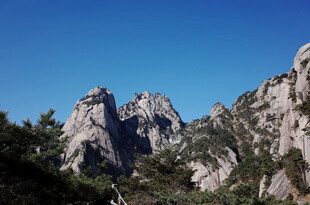 巍峨嶙峋的壮丽山景