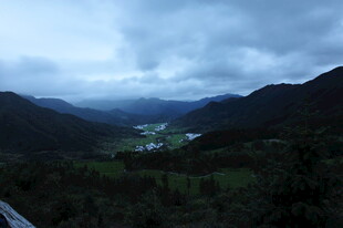 山间云雾缭绕的壮美景色