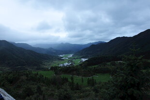 山间云雾缭绕的秀丽景致