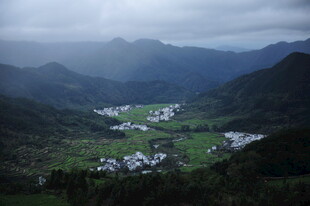 山间村落隐于云雾之中