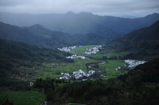 山间村落 云雾缭绕之景