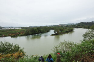 俯瞰河畔美景及游人