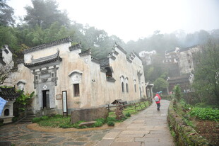 古村落雨中景致
