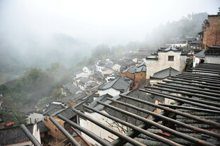 雾中屋顶景观