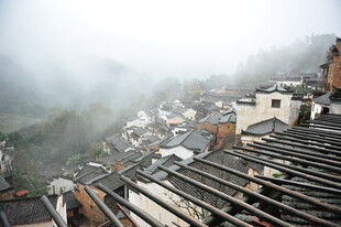雾中村落屋顶景象