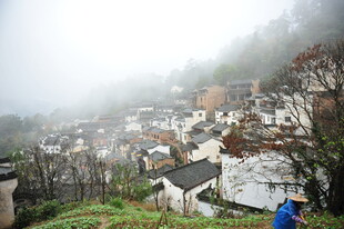 雾中村落 静谧山居图景
