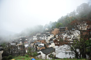 雾中村落 静谧山居图景