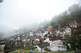 雾中山村景