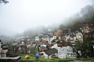雾中山村景色迷人