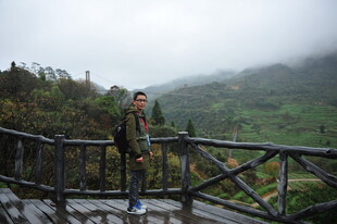 观景台上的旅人