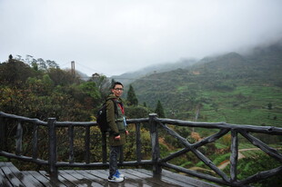 雾中观景台的旅行者