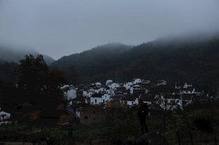 雾中村落 静谧山水景致