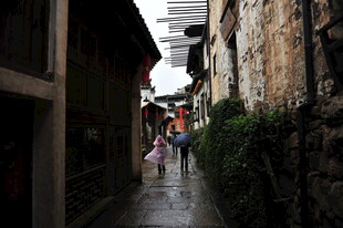 古巷行人 尽显静谧风情