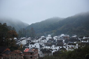 雾中山村美景