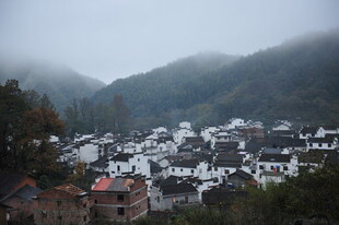 雾中村落 静谧山居图景