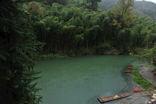 青山绿水间的静谧小河
